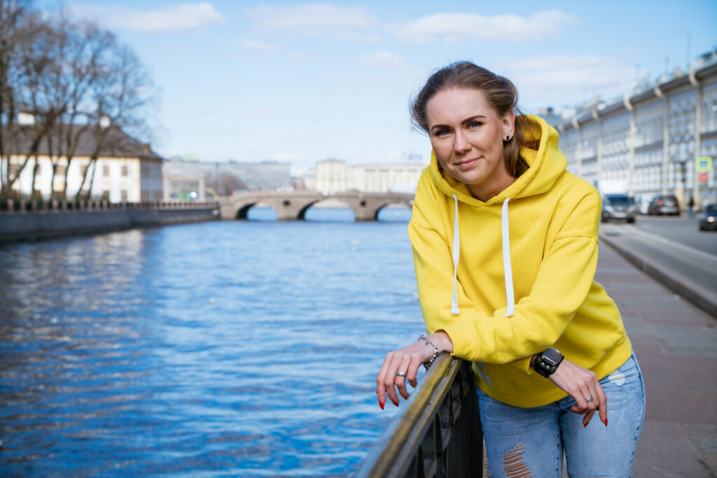 cute young woman stands on the embankment 2024 12 02 15 13 52 utc - Horizon España - Tu Camino Sin Fronteras - Consultoría para el Visado como Nómada Digital