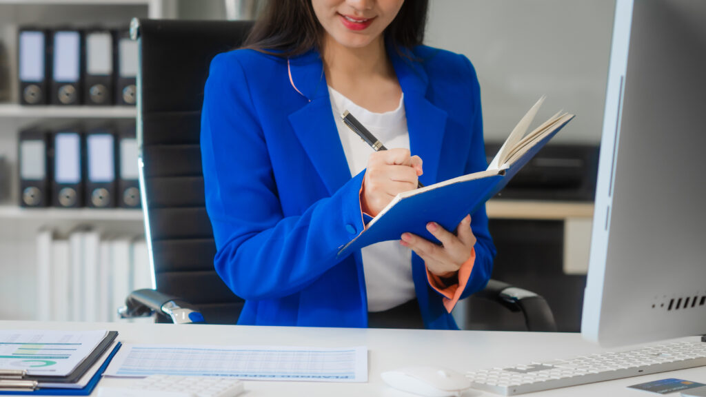 young asian woman at desk consulting on strategy 2024 12 06 17 23 36 utc 1 - Horizon España - Tu Camino Sin Fronteras - Consultoría para el Visado como Nómada Digital